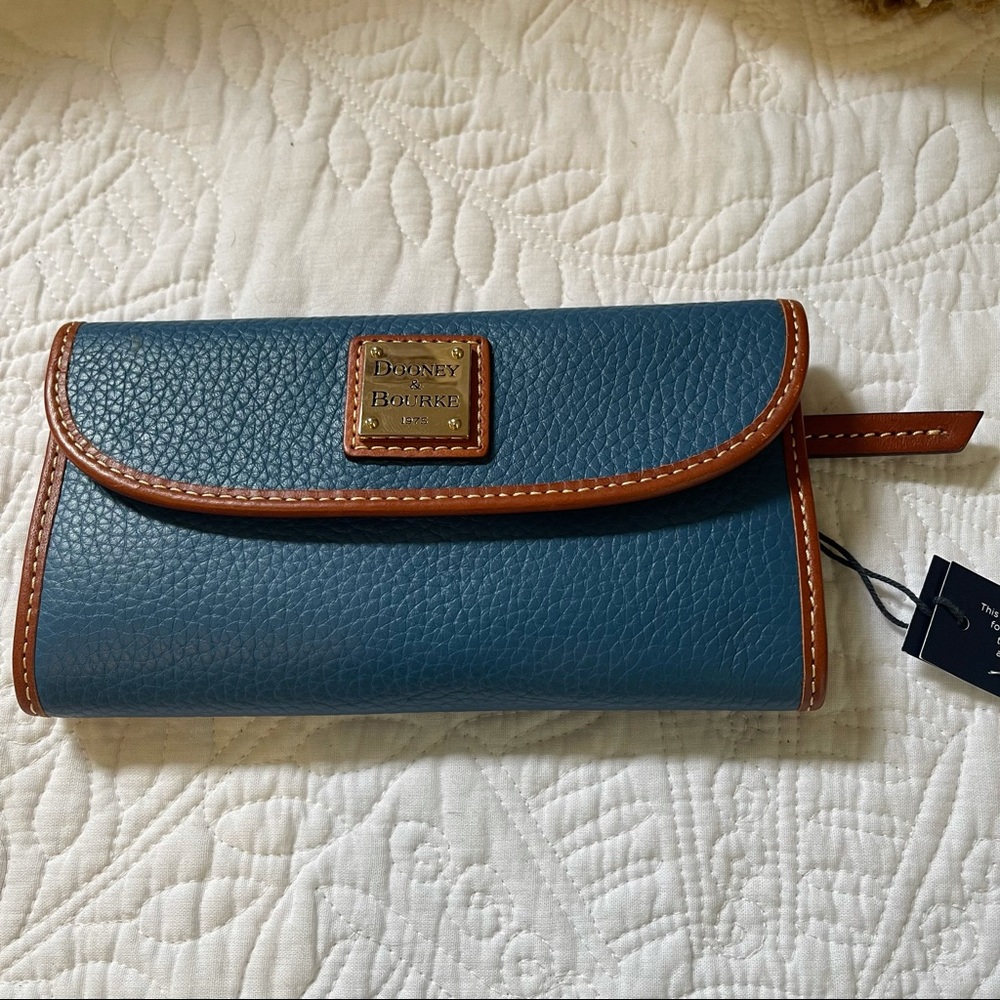 NWT Dooney & Bourke Continental Clutch